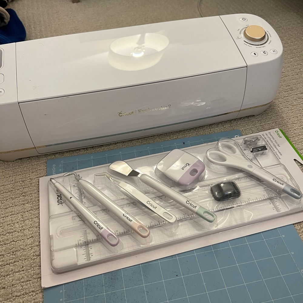 CRICUT AIR 2 for sale!!! Used literally once